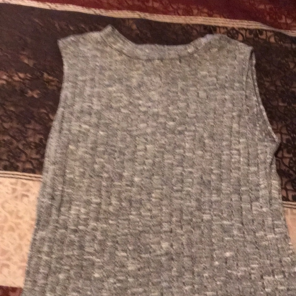 Grey sleeveless crop top
